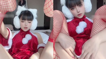 美少女福利姬 欲梦 cosplay圣诞情趣装扮自慰，全程露脸用道具插入美穴 表情特别淫荡 看了实在心痒