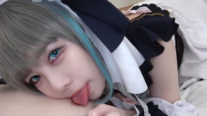 岛国女仆装扮双马尾美女，魅惑勾人的眼神盯着你口交舔舐大肉棒 张开抬起双腿等待插入美穴