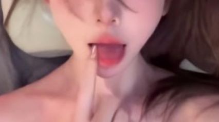 清纯反差婊嫩妹 莹莹宝 自慰私拍视频流出 前凸后翘摇臀晃乳 手指挑逗插入嫩穴 娇喘呻吟的骚货姿态